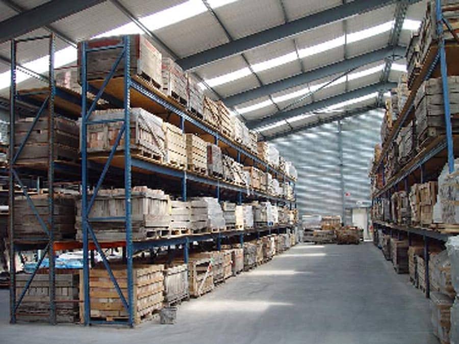 Magazijnen-vol-met-honderden-pallets-antieke-oude-rustieke-vloeren