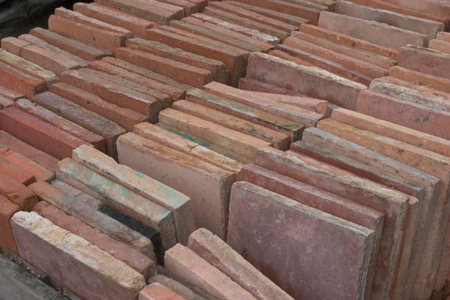 Oude-antieke-plavuizen-met-hardstenen-blokjes