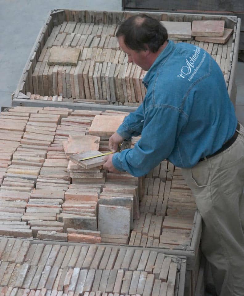 Oude-antieke-plavuizen-zalm-genuanceerd