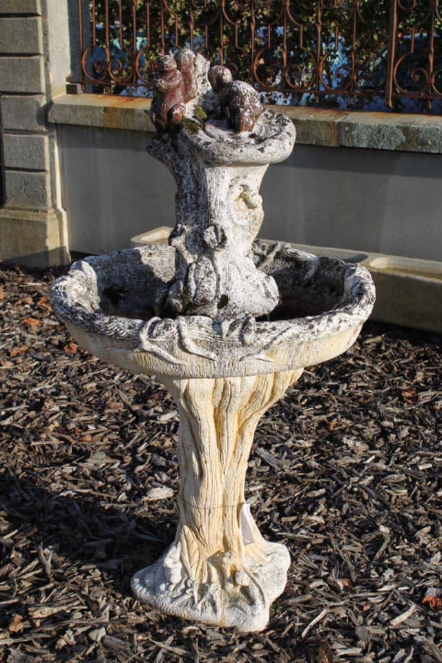 Oude-fontein-in-het-midden-eekhoorn-met-wateruitloop