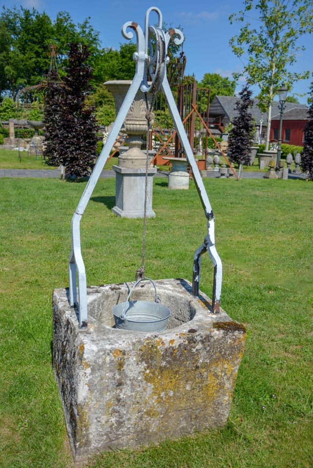 Put-zandstenen-put-met-ijzeren-hengsel-en-katrol-waar-emmer-aan-hangt