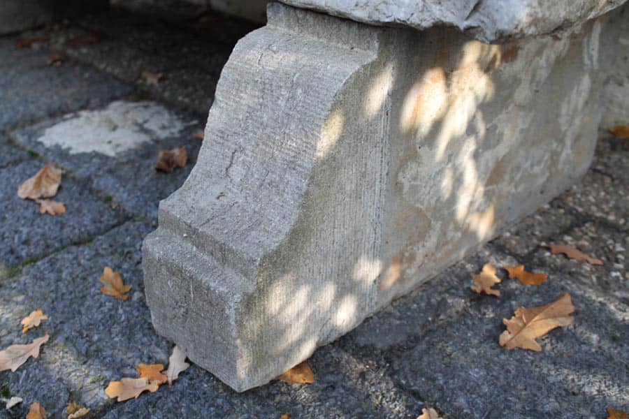 Voetenbokken-voor-onder-een-trog-fonteintje-plantenbak