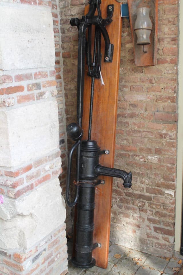 Zwarte-gelakte-waterpomp-op-houten-bord-compleet