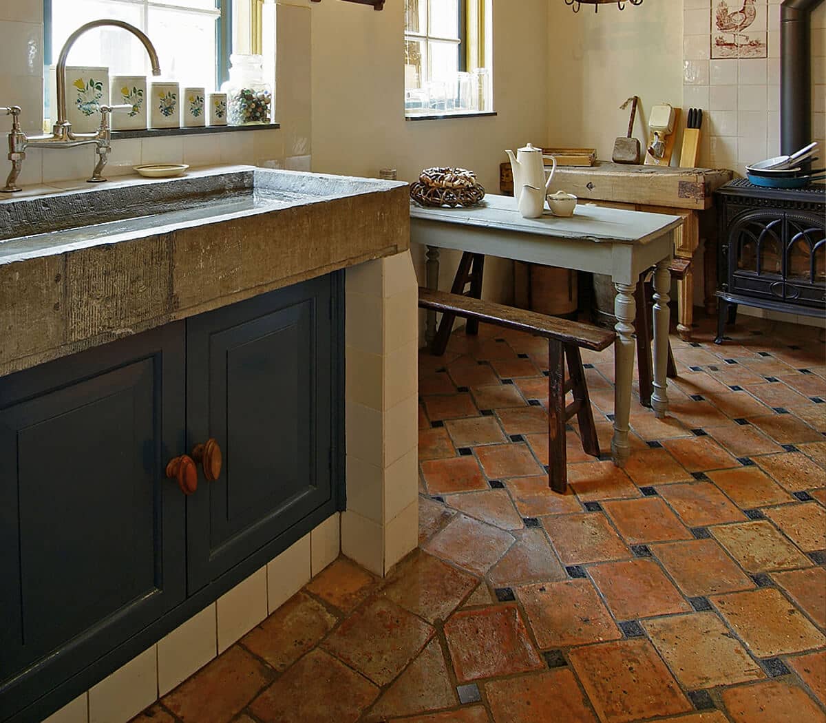 antieke-genuanceerde-plavuizen-met-zwart-blokje