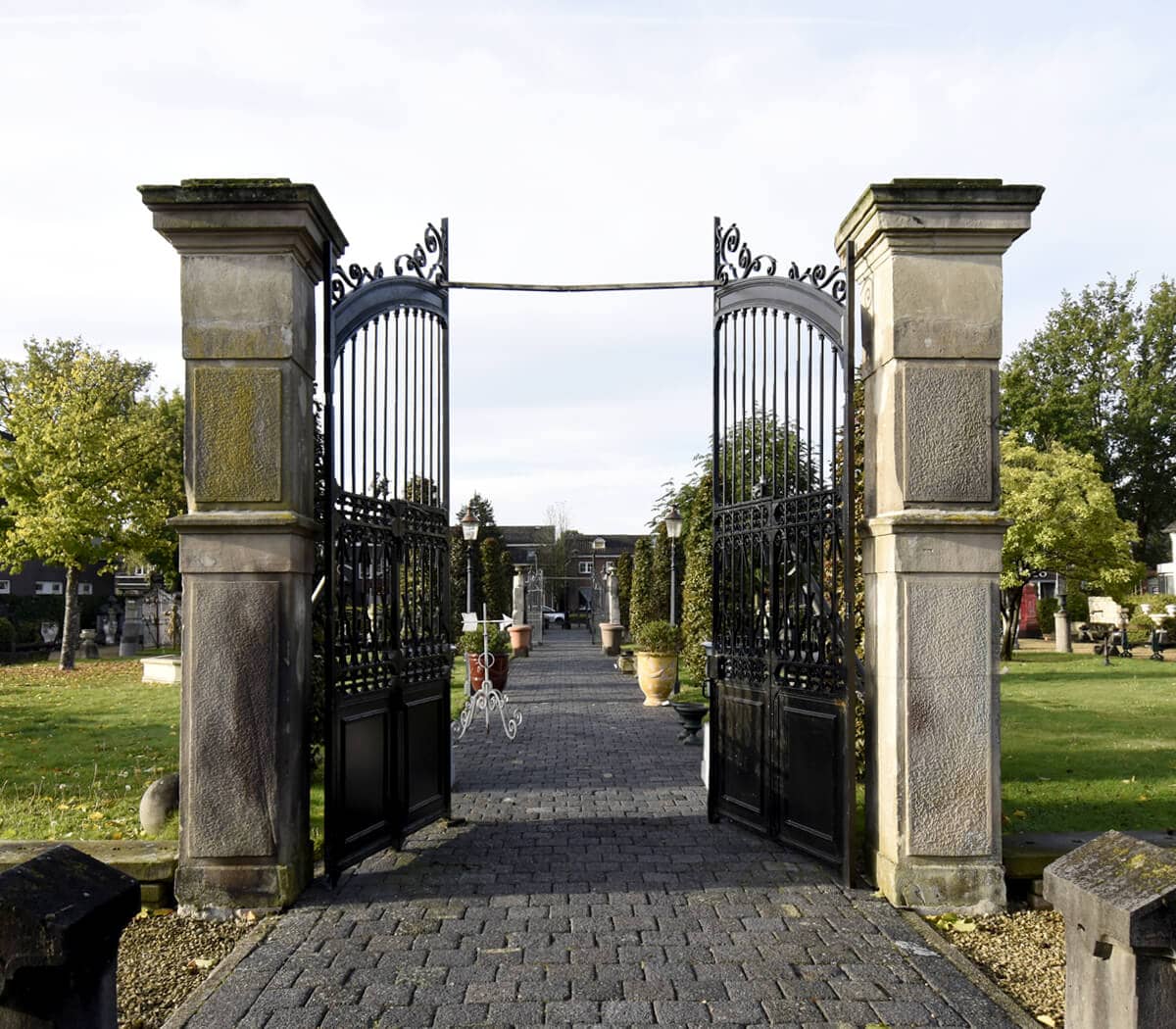 Antieke-kasteelpoort-met-hekwerk-en-muurplaten