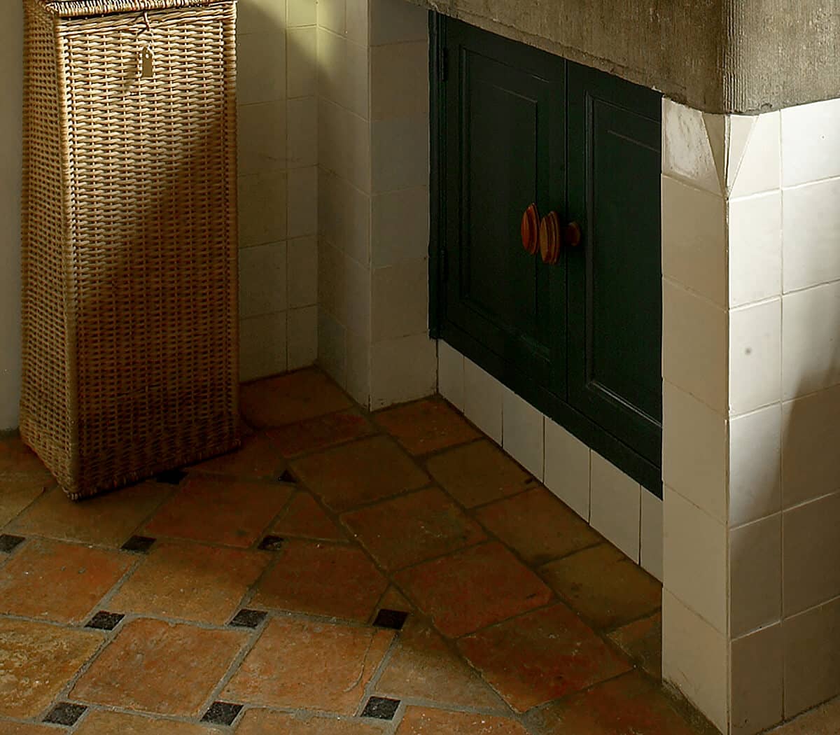 antieke-terracotta-plavuizen-met-zwarte-blokjes