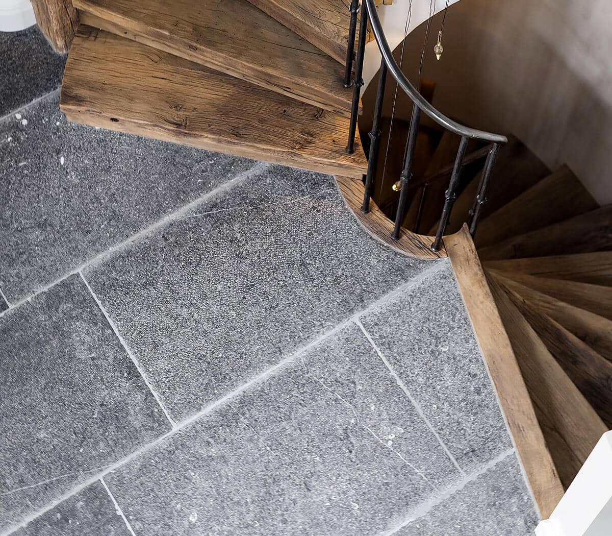 gebouchardeerd-verouderd-belgisch-hardsteen-eiken-trap