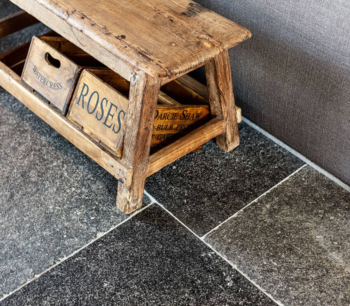 gebouchardeerde-belgisch-blauwstenen-tegels-verouderd-arduin