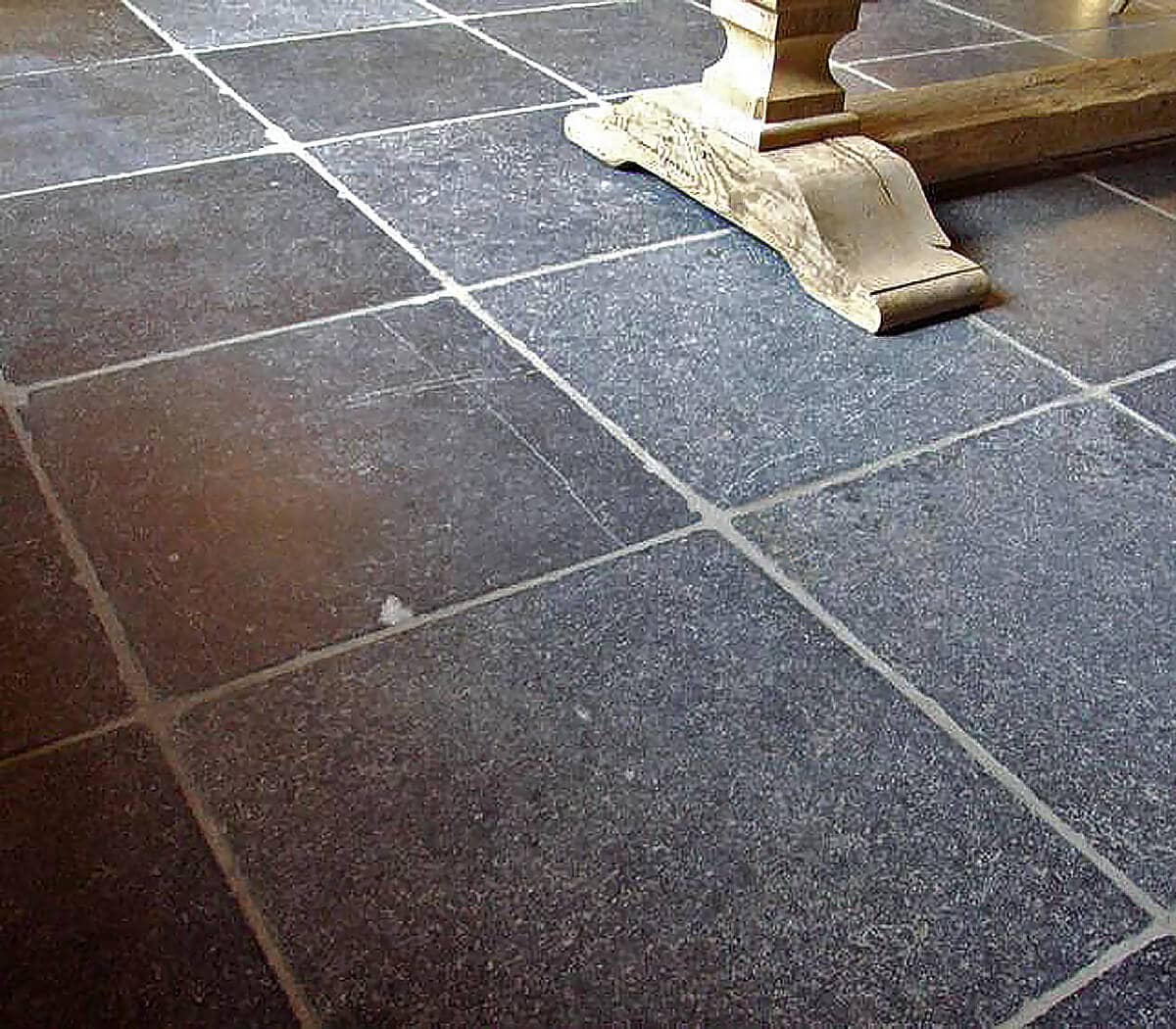 manueel-verouderd-belgisch-hardstenen-vloertegels