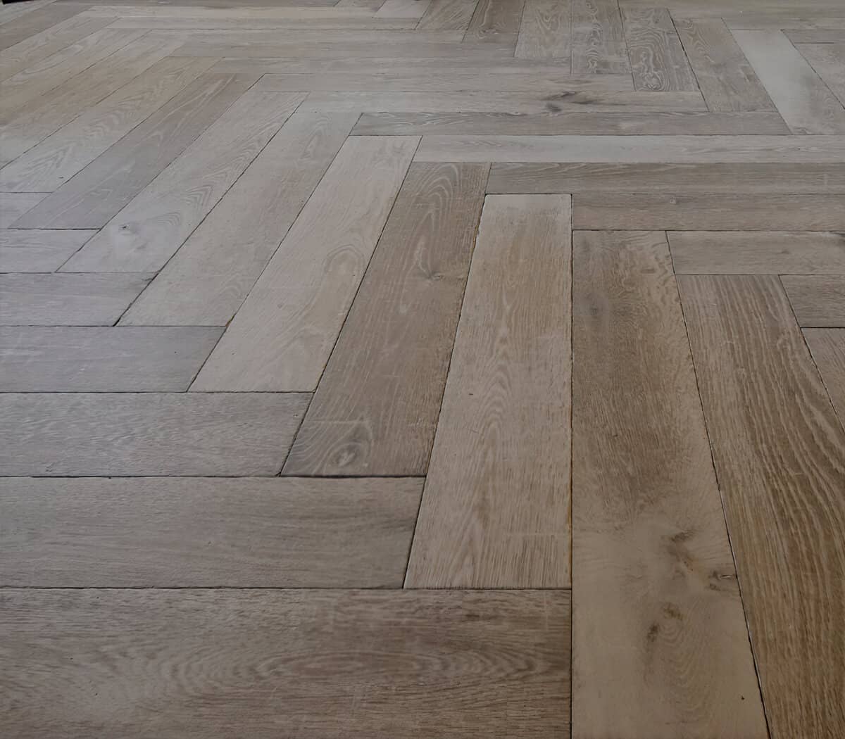 19e-eeuws-verouderd-eiken-visgraat-parket