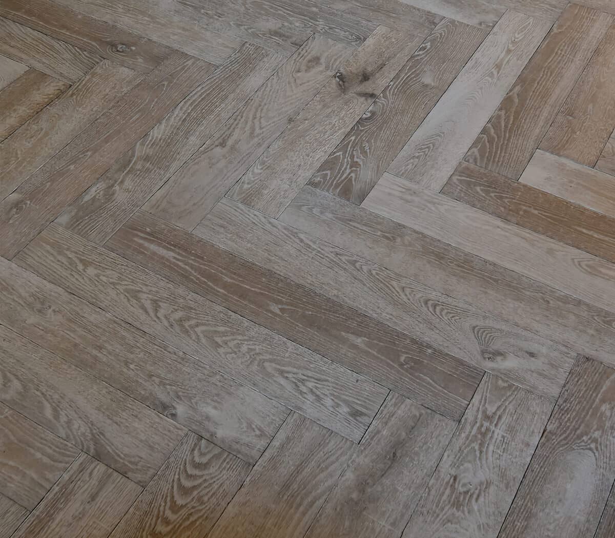 19e-eeuws-verouderd-eiken-visgraat-parket