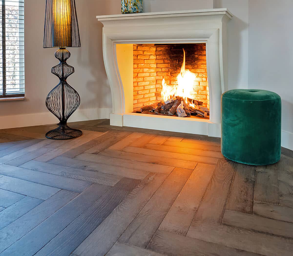 stenen-schouw-op-verouderd-visgraat-parket