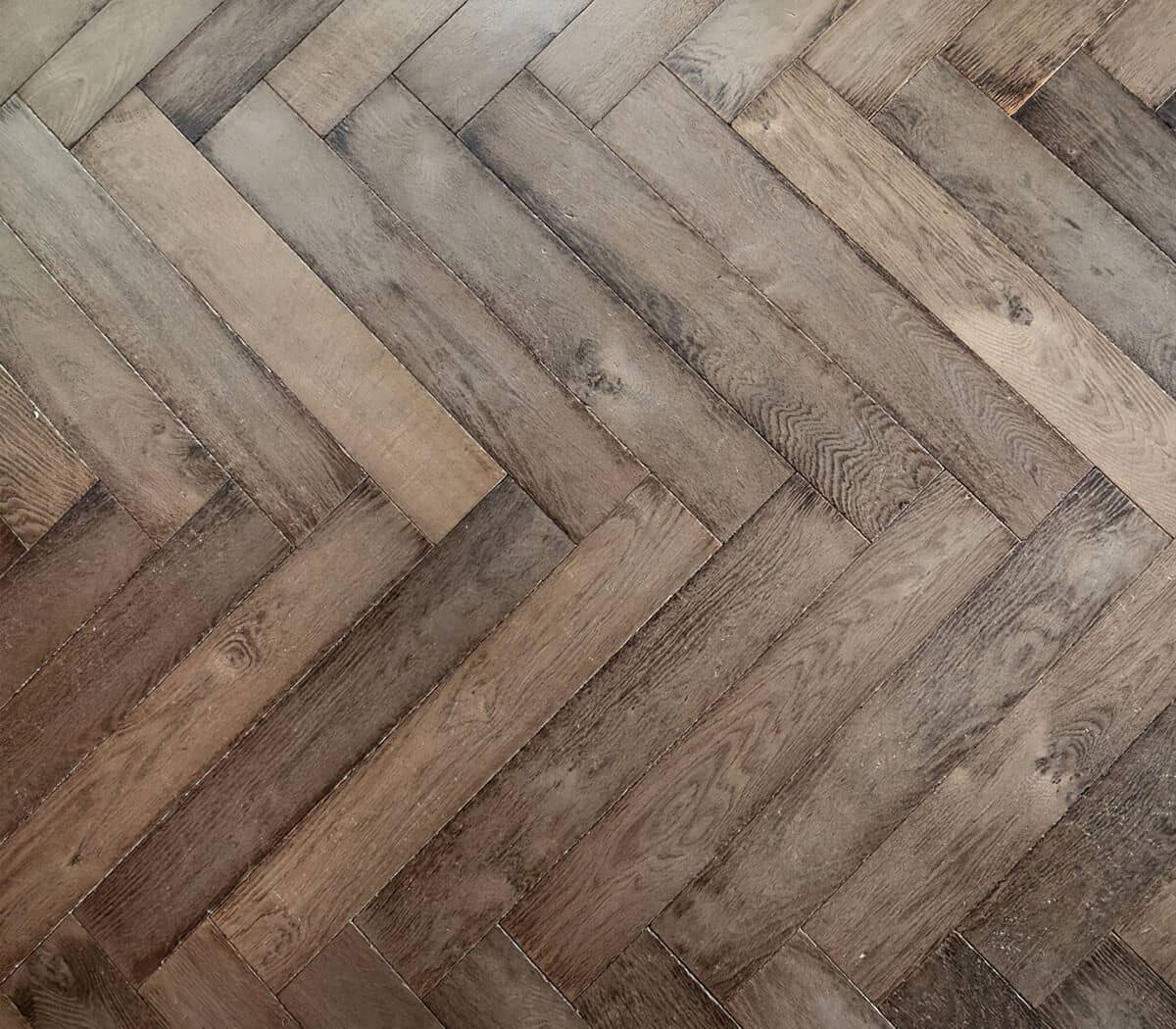 verouderd-eiken-visgraat-parket-vergrijsd