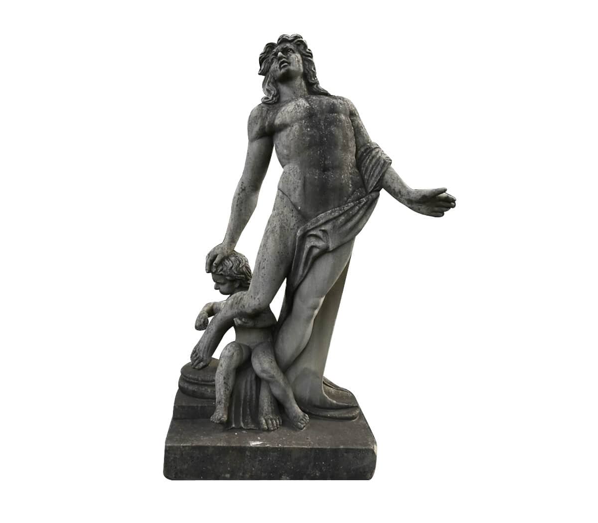 zandstenen-beeld-man-met-kind-op-sokkel