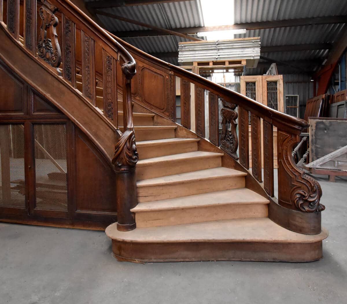 grote-exclusieve-houten-trap-houtsnijwerk