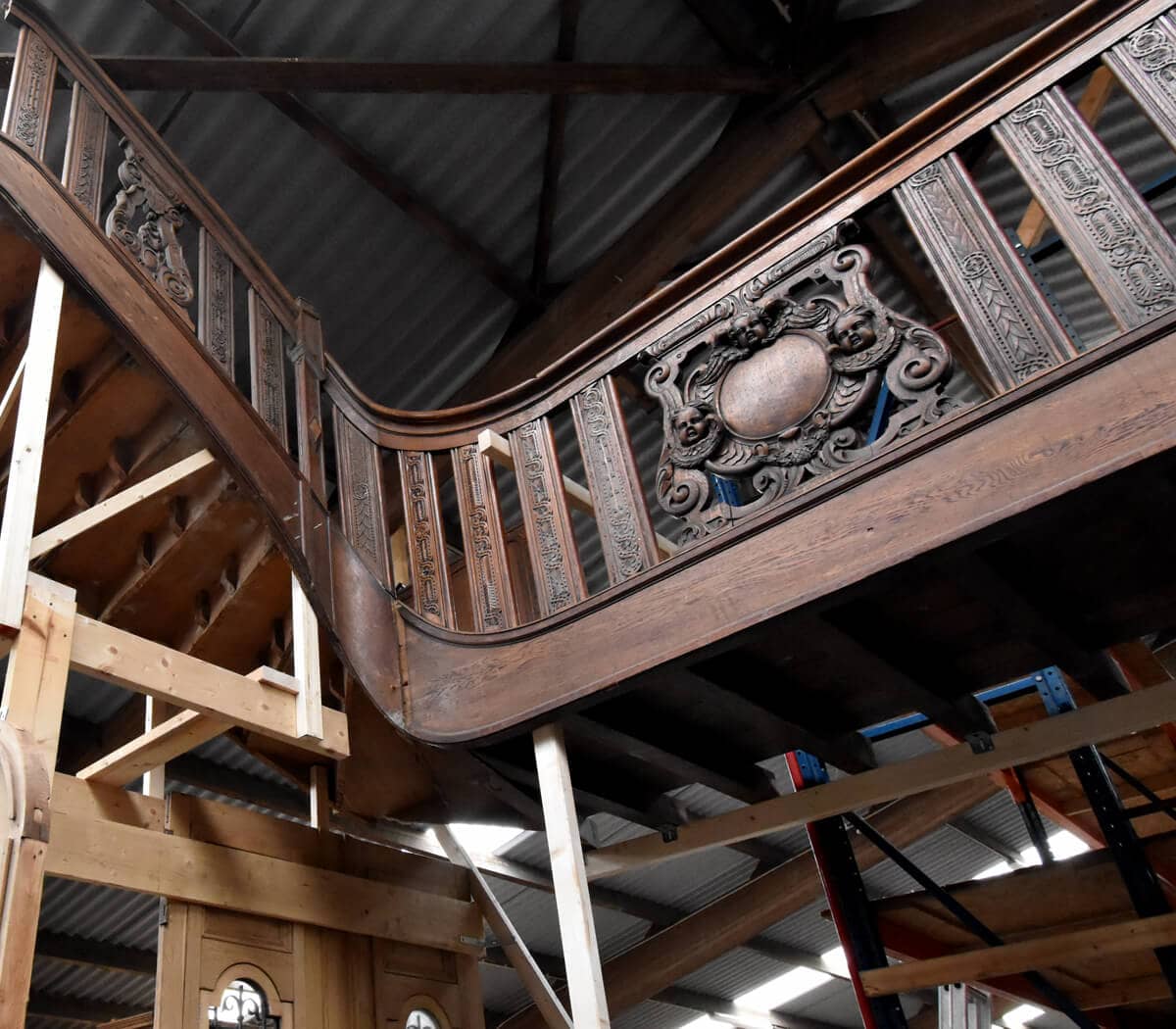 grote-exclusieve-houten-trap-houtsnijwerk