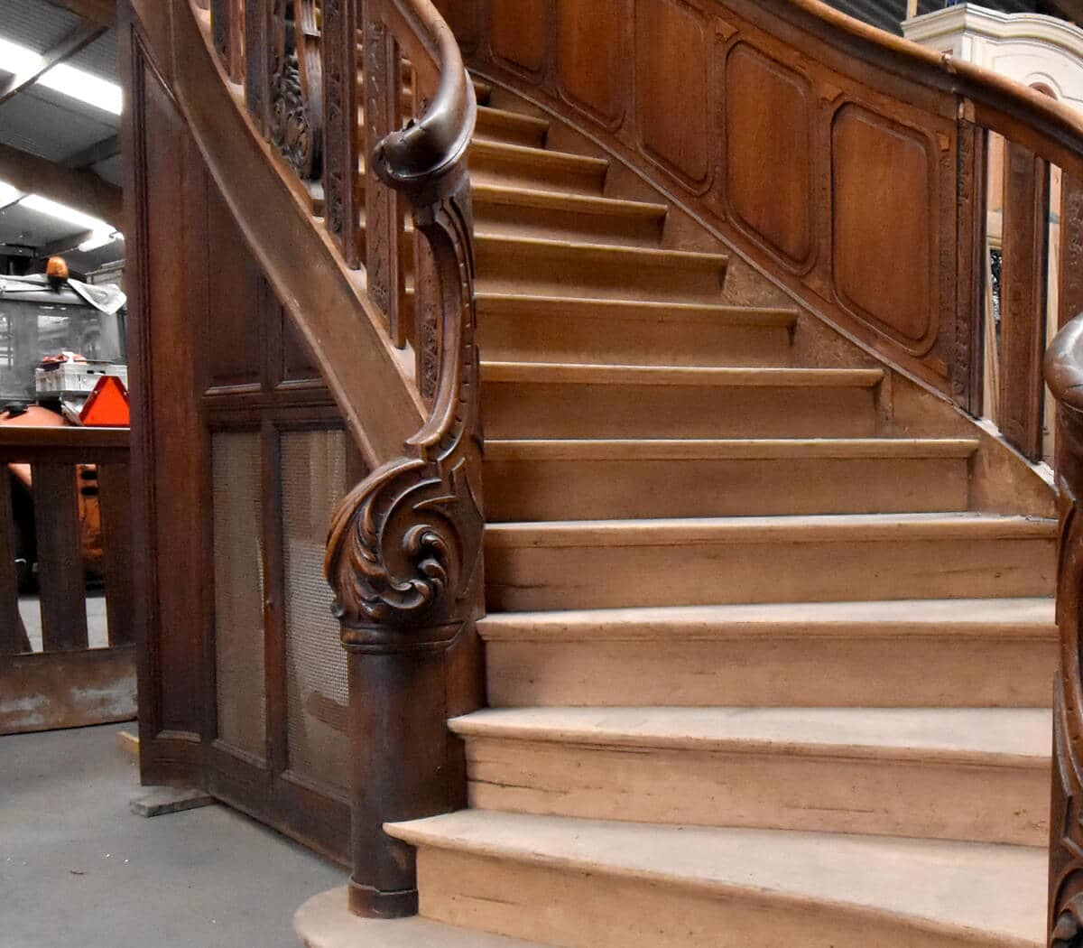 grote-exclusieve-houten-trap-houtsnijwerk