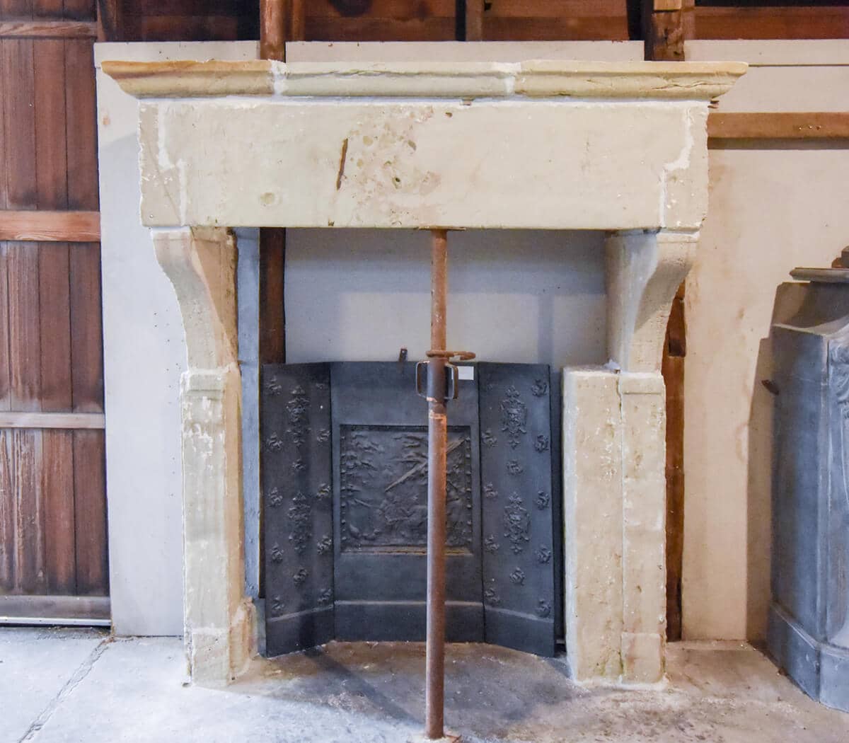 Antieke-kasteelschouw-zandstenen-ombouwschouw