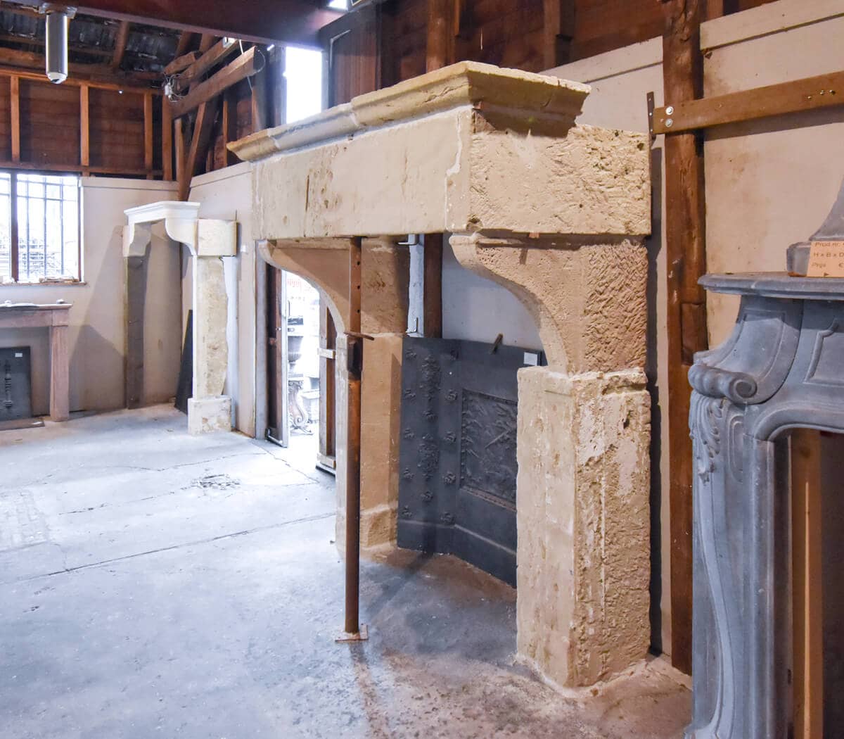 Antieke-kasteelschouw-zandstenen-ombouwschouw