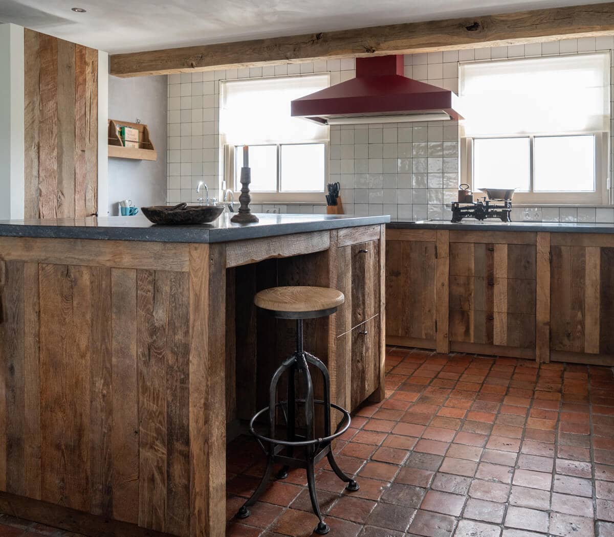 Eiken-keuken-belgisch-hardstenen-blad-en-bak