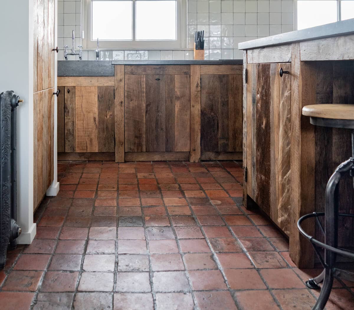 Eiken-keuken-belgisch-hardstenen-blad-en-bak