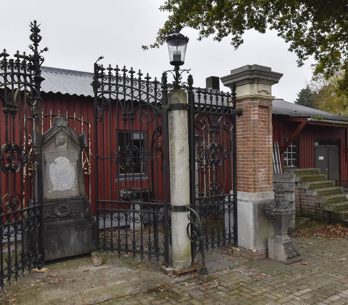 Poort-met-poortpalen-en-lantaarns