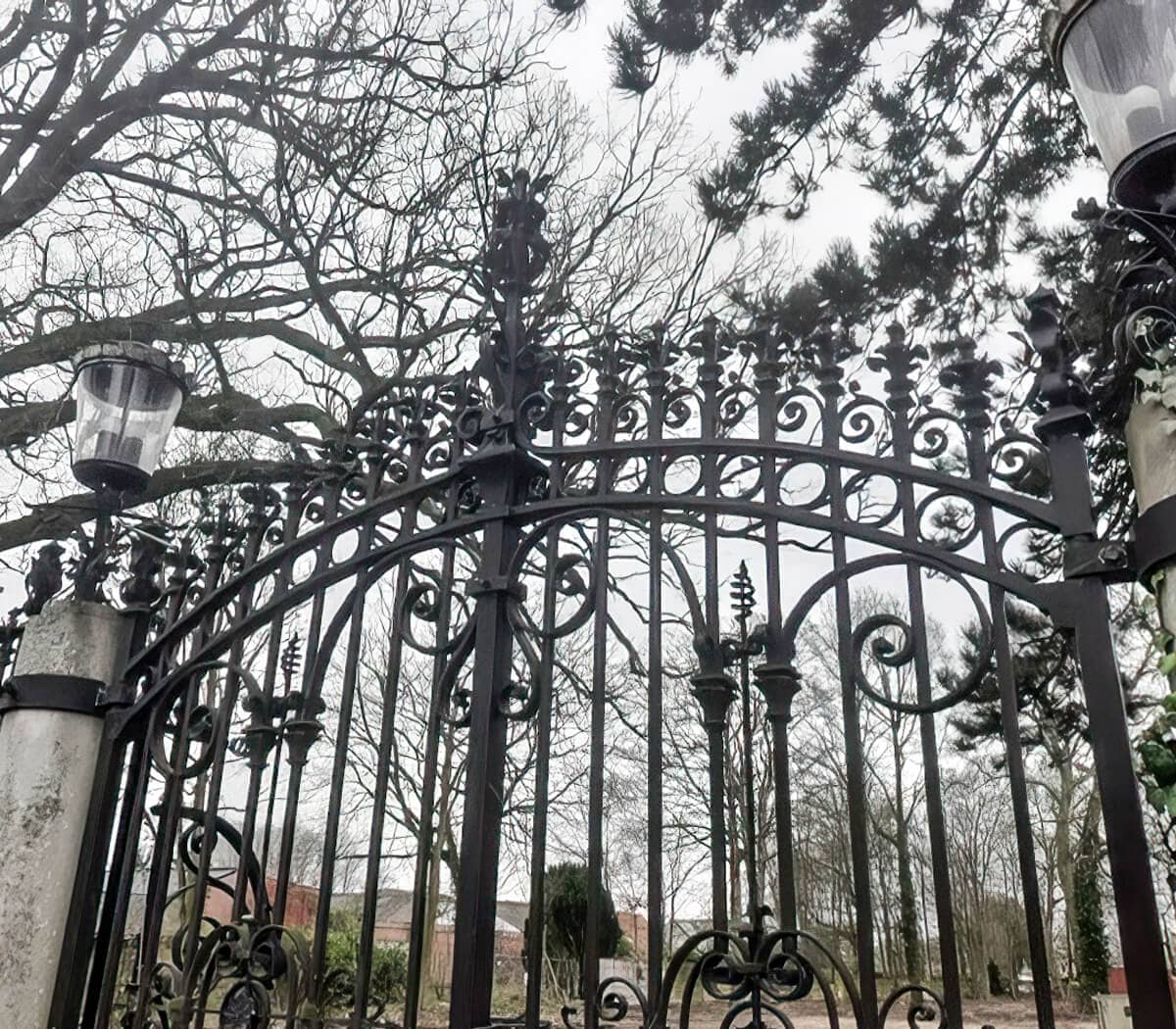 Poort-met-poortpalen-en-lantaarns