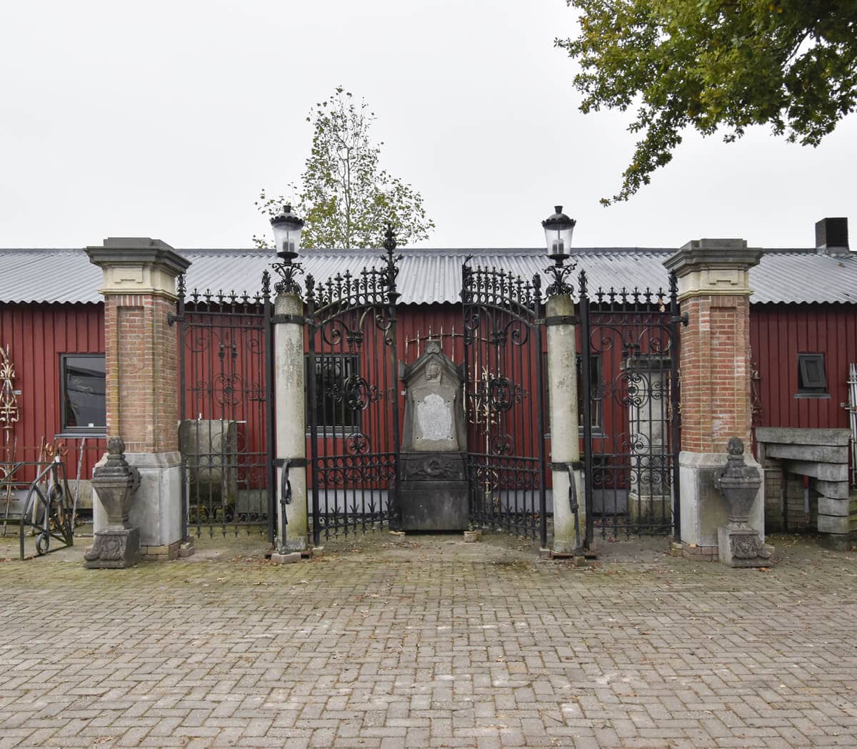 Poort-met-poortpalen-en-lantaarns