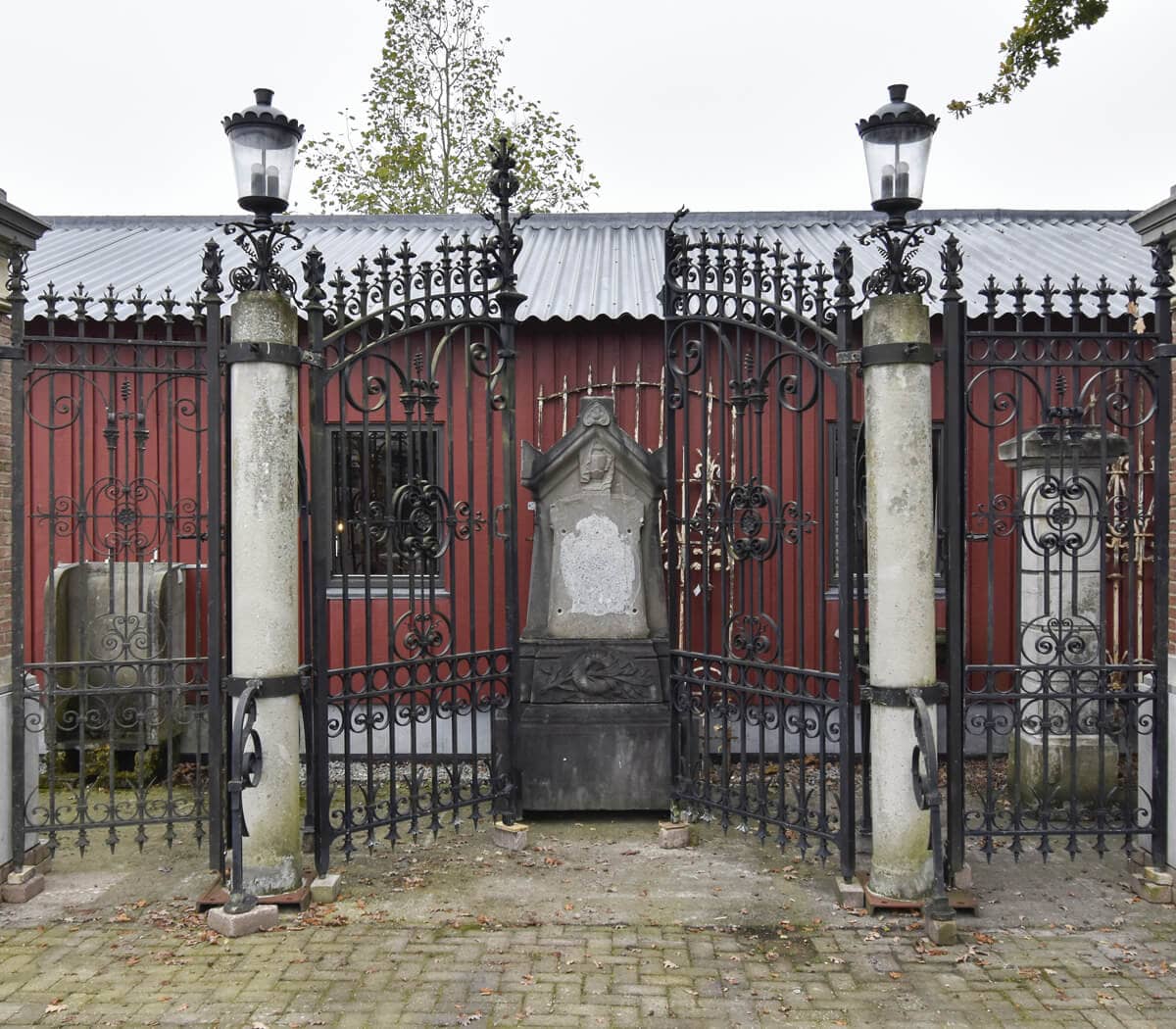 Poort-met-poortpalen-en-lantaarns