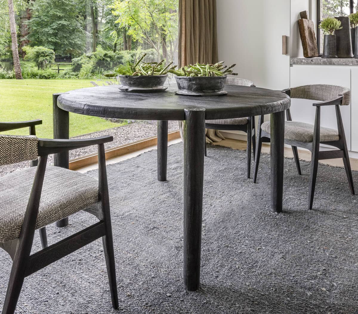 Gommaire-indoor-teak-furniture-round_table_floor