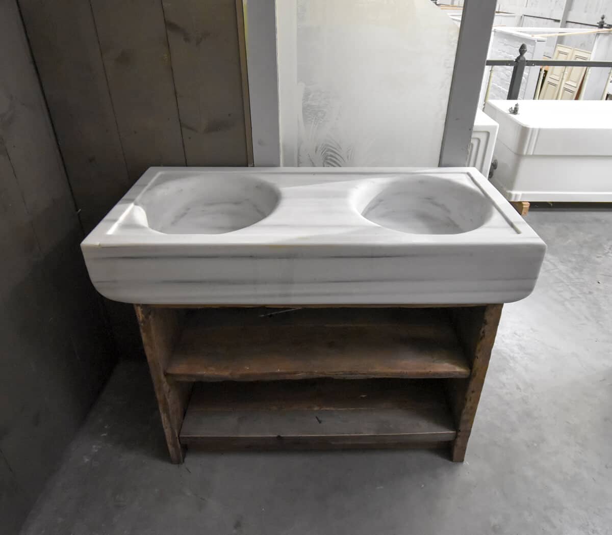 Badkamermeubel-met-eiken-onderstel-en-marmeren-wasbak