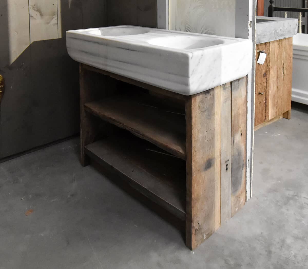 Badkamermeubel-met-eiken-onderstel-en-marmeren-wasbak