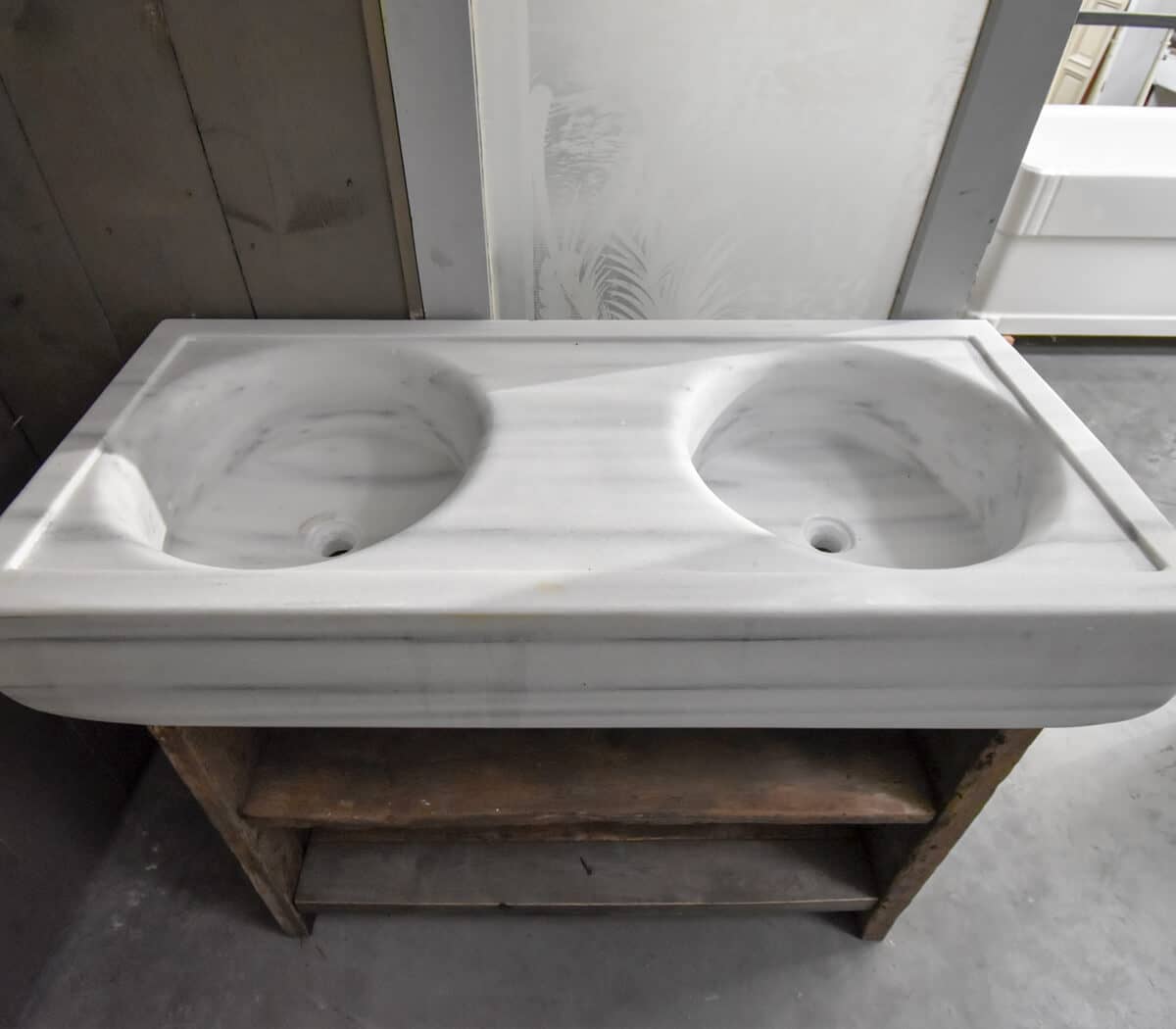 Badkamermeubel-met-eiken-onderstel-en-marmeren-wasbak