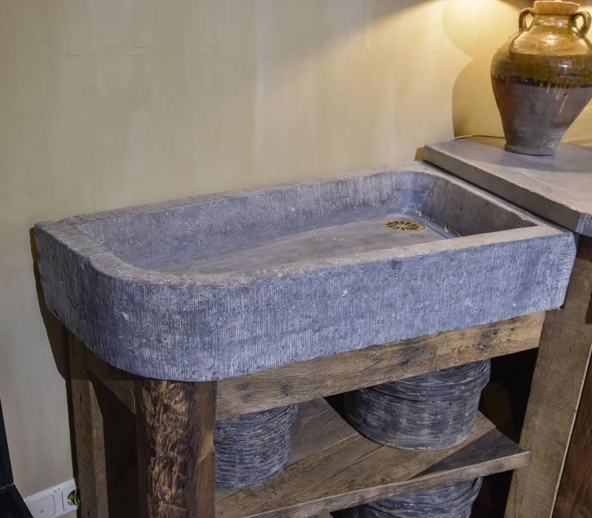 Eiken-keukenmeubel-met-belgisch-hardstenen-werkblad-en-wasbak