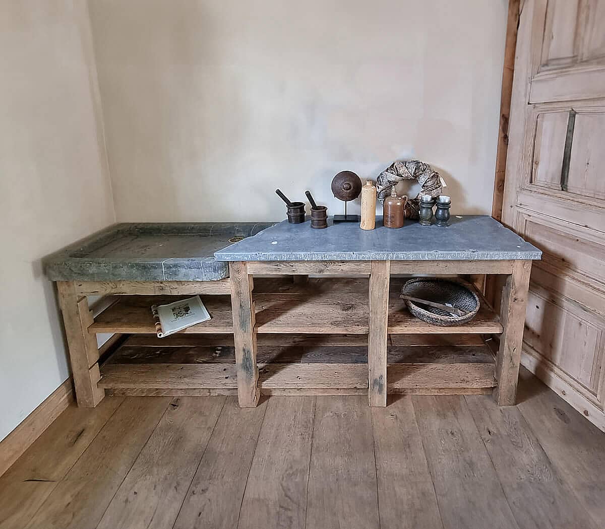 Keukenmeubel-met-eiken-onderstel-Belgisch-hardstenen-blad-en-bak