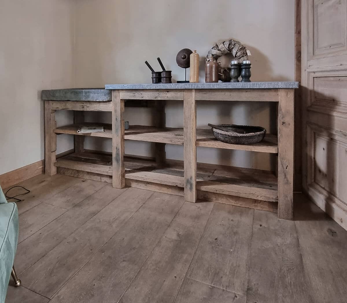 Keukenmeubel-met-eiken-onderstel-Belgisch-hardstenen-blad-en-bak