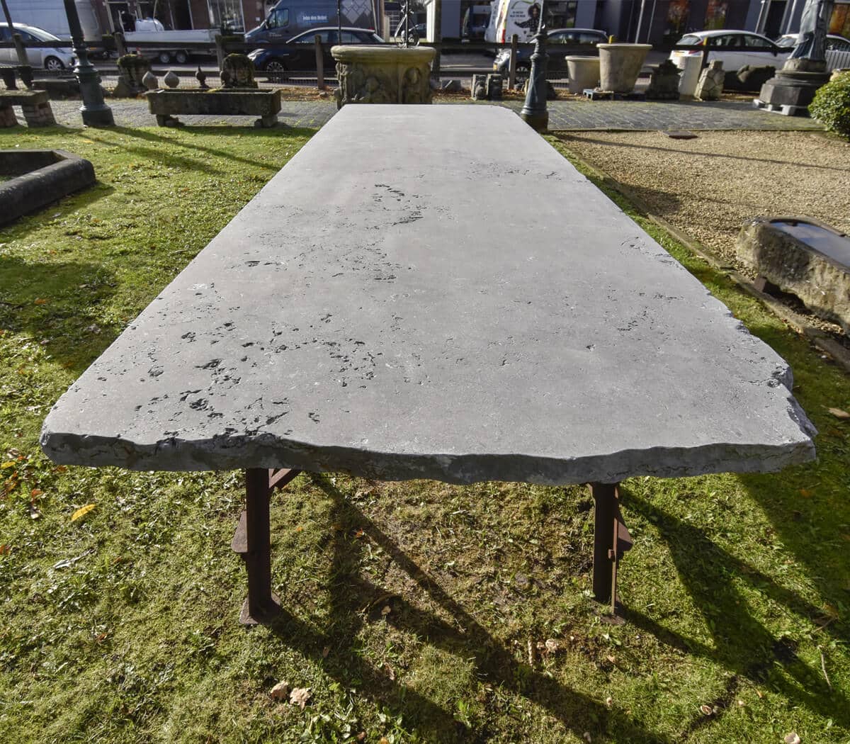 Tuintafel-ijzeren-onderstel-en-Belgisch-hardstenen-verouderd-blad