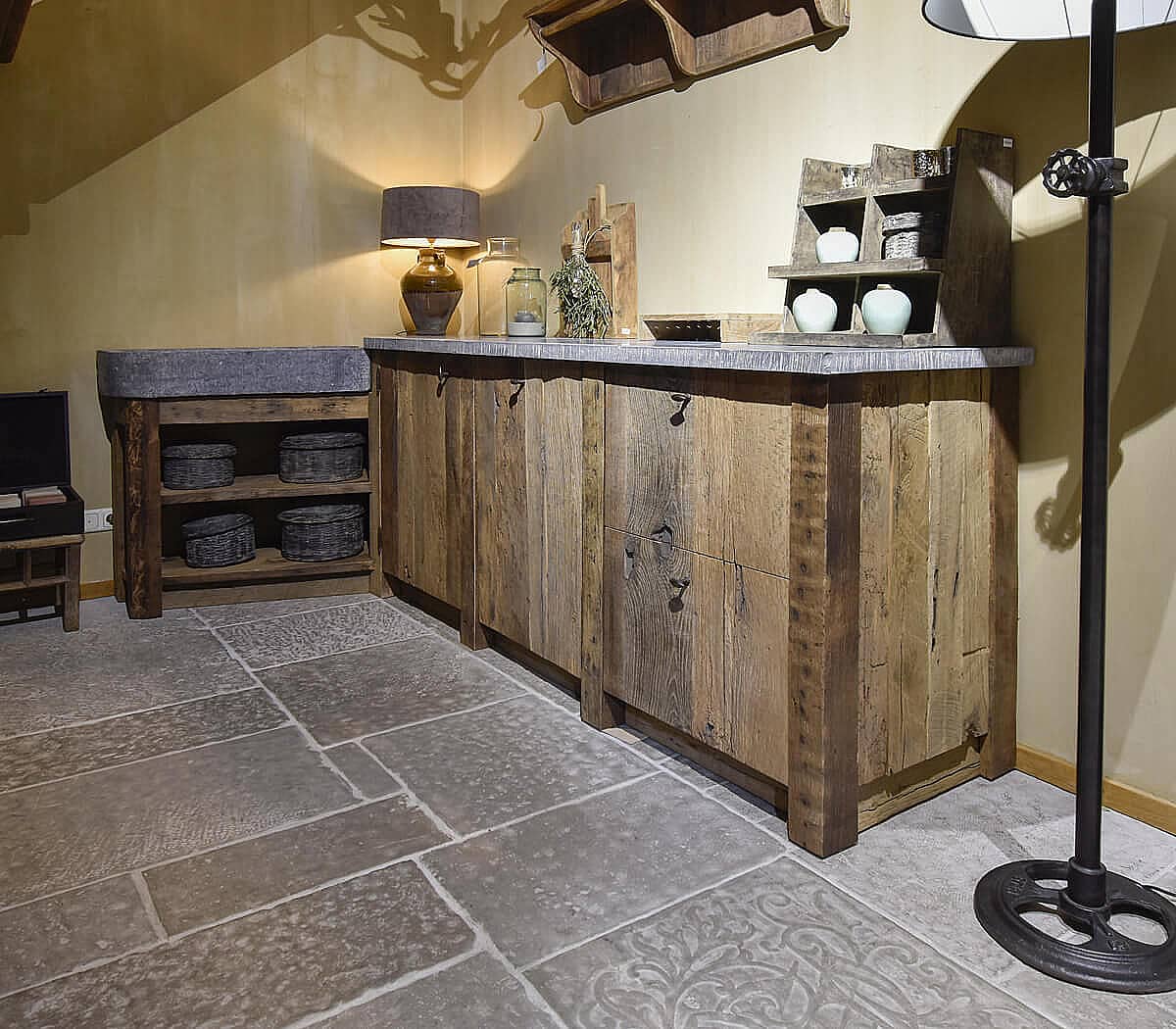 Eiken-keukenmeubel-met-belgisch-hardstenen-werkblad-en-wasbak