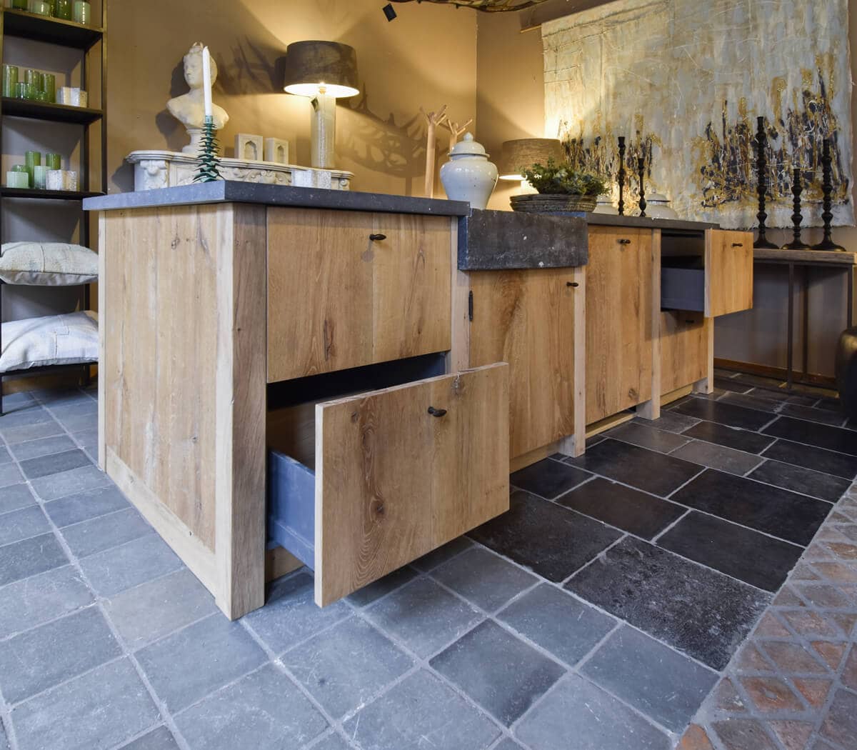 Keukeneiland-eiken-met-Belgisch-hardstenen-werkblad-en-spoelbak