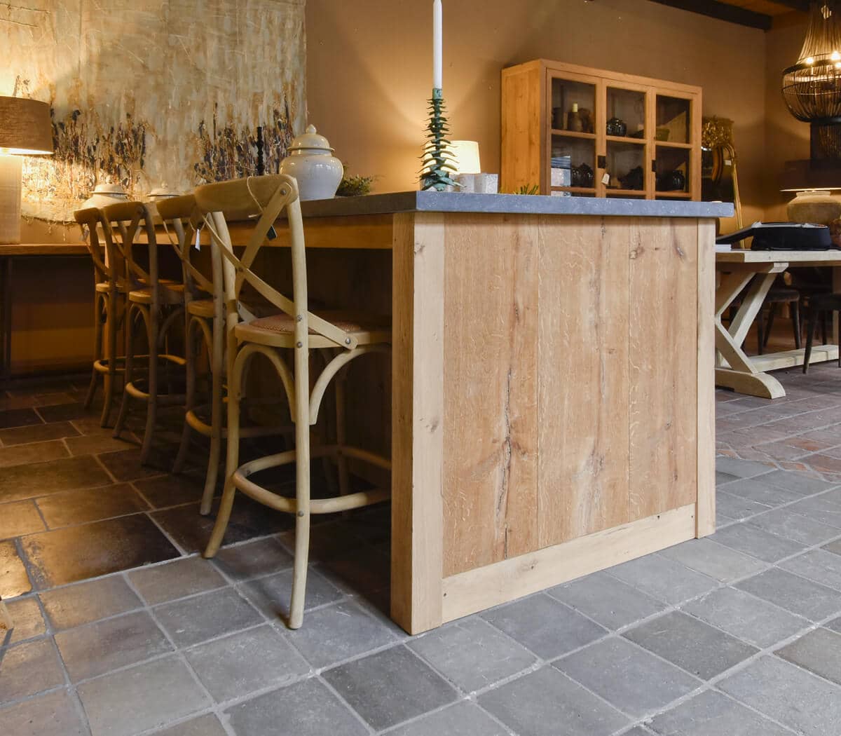 Keukeneiland-eiken-met-Belgisch-hardstenen-werkblad-en-spoelbak