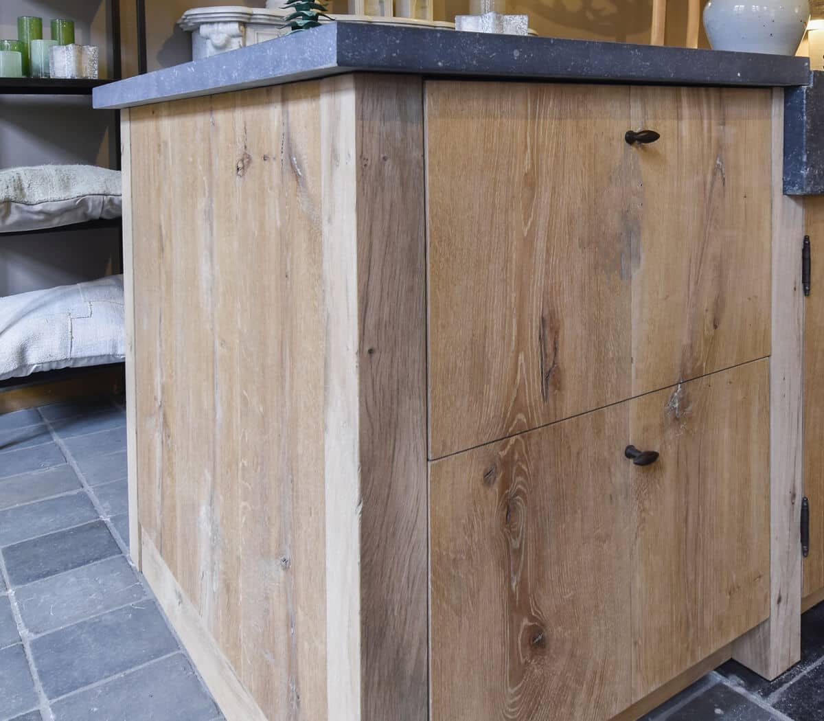 Keukeneiland-eiken-met-Belgisch-hardstenen-werkblad-en-spoelbak