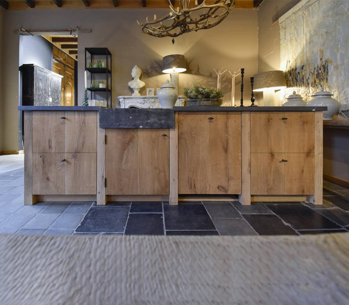 Keukeneiland-eiken-met-Belgisch-hardstenen-werkblad-en-spoelbak