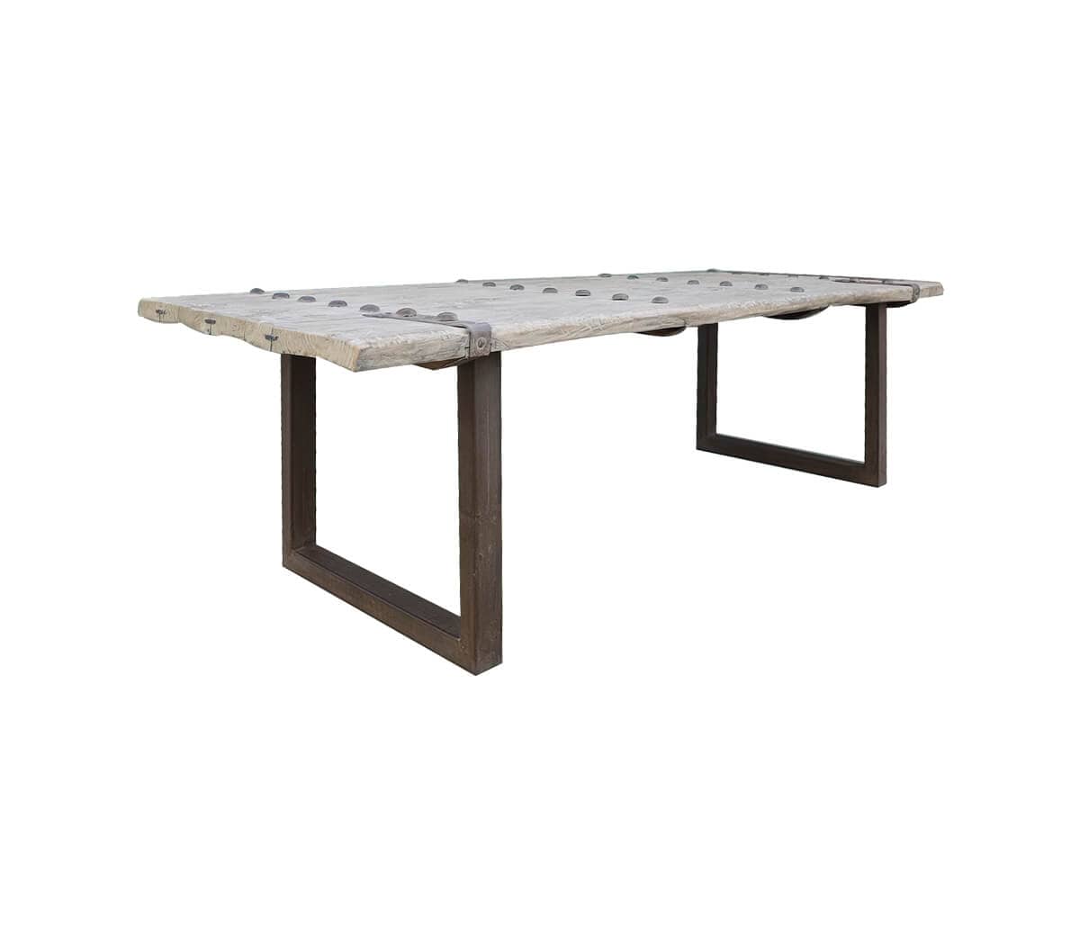 Eettafel-oude-deur-met-ijzeren-onderstel