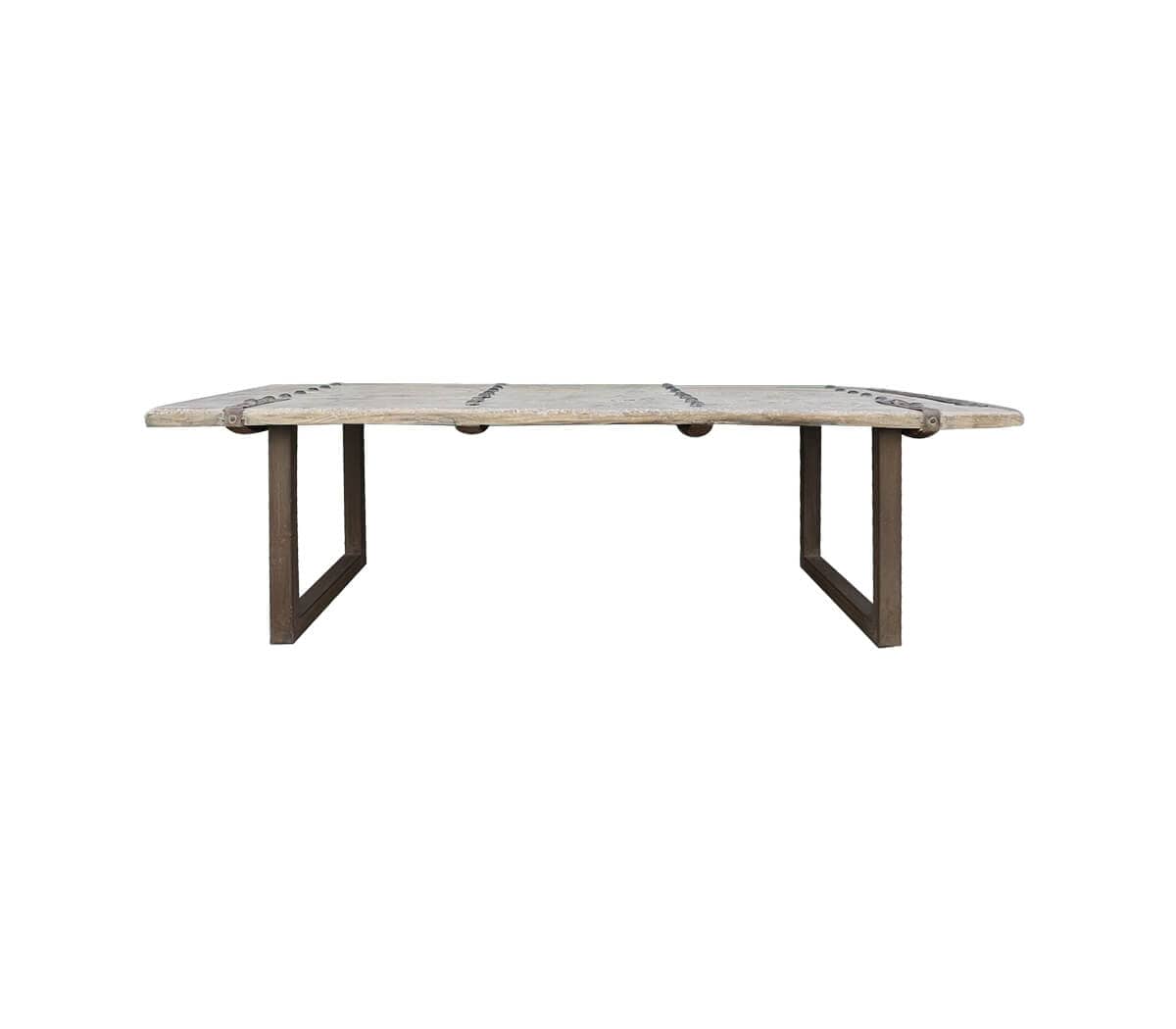 Eettafel-oude-deur-met-ijzeren-onderstel