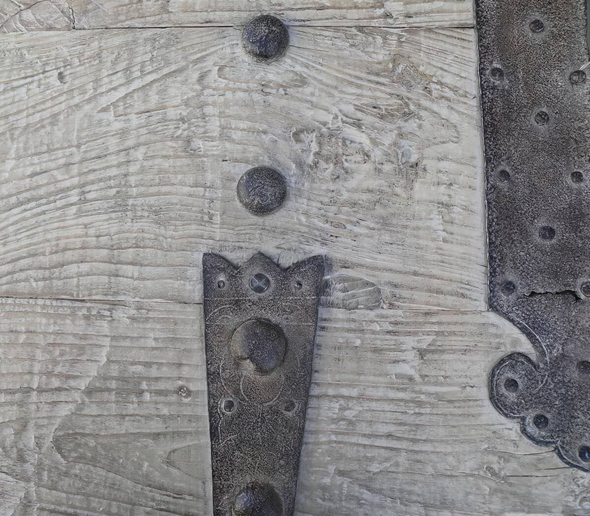 Eettafel-oude-deur-met-ijzeren-onderstel