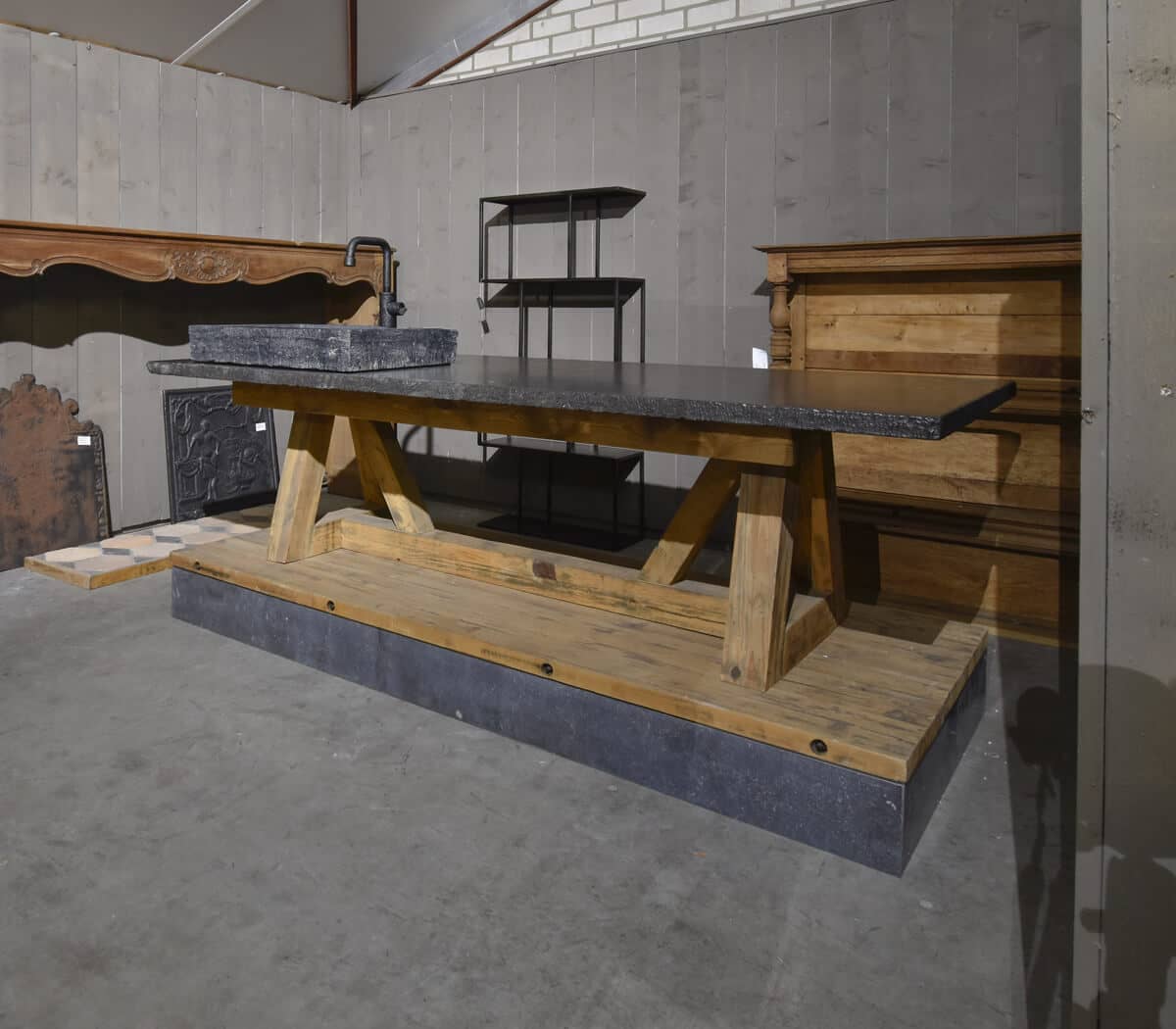 Keuken-werktafel-met-Belgisch-hardstenen-werkblad-en-spoelbak