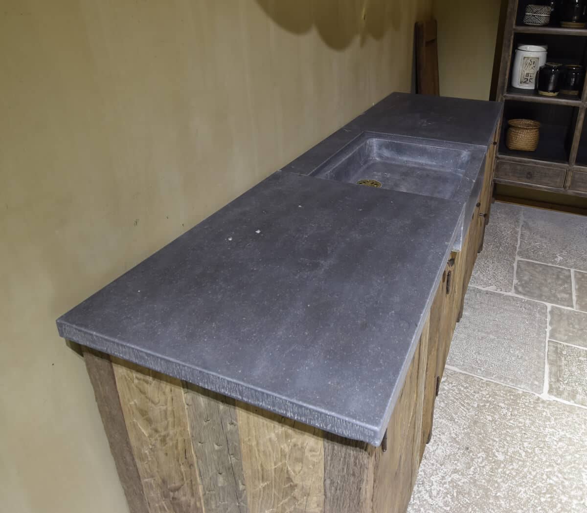 Eiken-keukenmeubel-met-Belgisch-hardstenen-werkblad-en-spoelbak