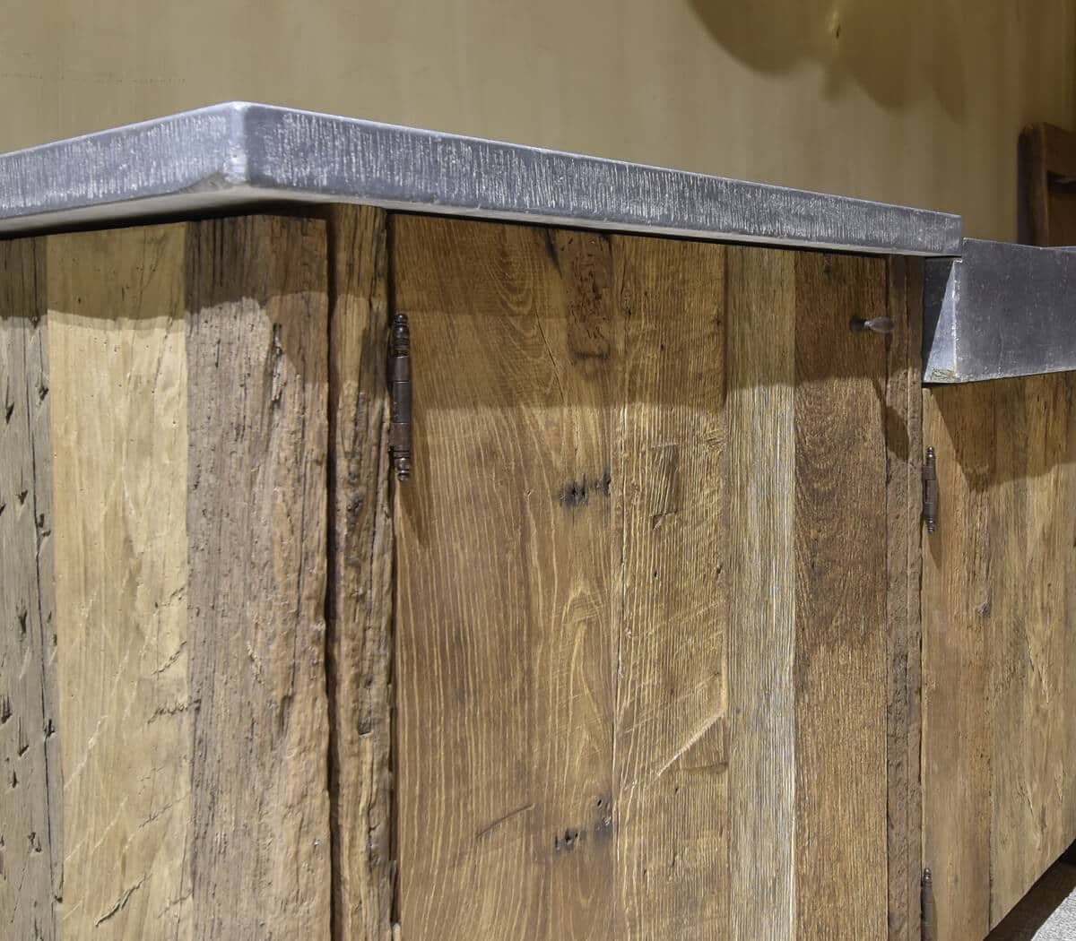 Eiken-keukenmeubel-met-Belgisch-hardstenen-werkblad-en-spoelbak