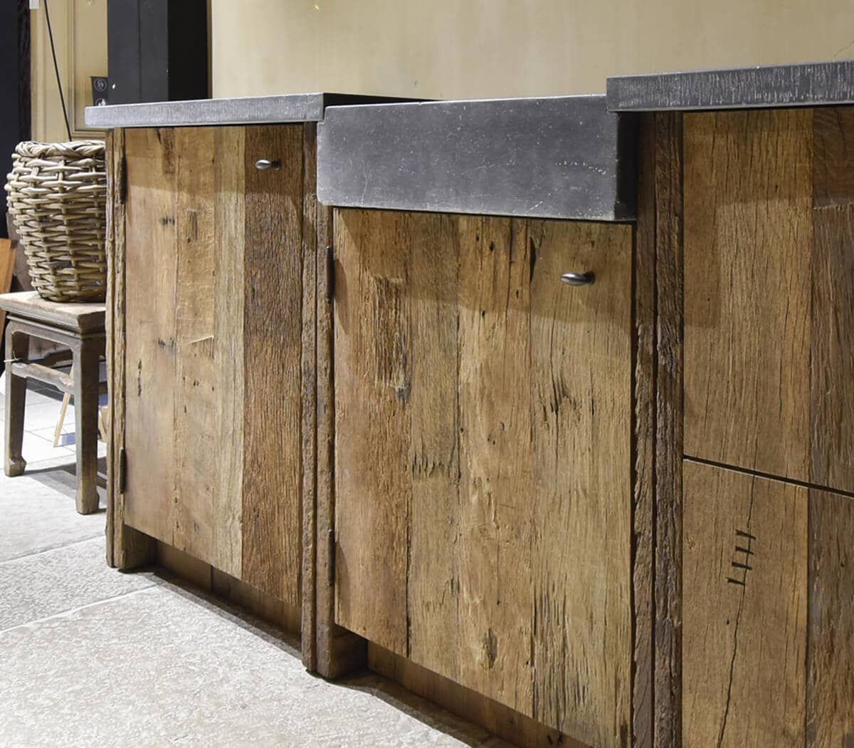 Eiken-keukenmeubel-met-Belgisch-hardstenen-werkblad-en-spoelbak