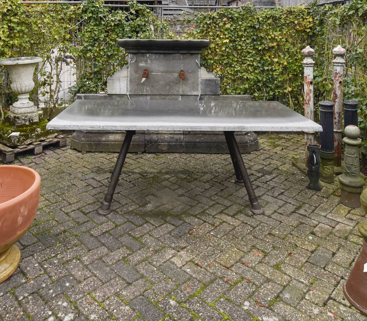 Tuintafel-met-ijzeren-onderstel-en-verouderd-Belgisch-hardstenen-blad